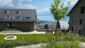 Concours_architecte-paysagiste_logments_Jongny_Chardonne_Rivieira_Vaudoise_Alpes_lac Léman_best_view_construction_parc_urbain_Aire_de_jeux_3_prix_arbres_piscine_parking_grilles_gazon_bâtiment_lands&urban_architecture_meilleur_architecte_Architecture_durable_écologie_développement_durable_Commune